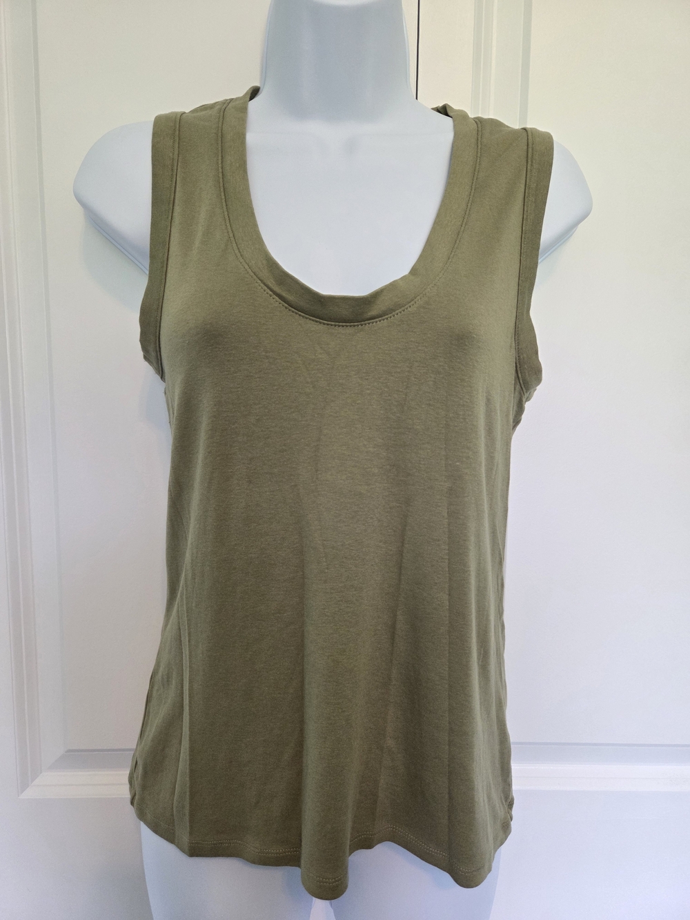 A Nrw Day Olive Sleeveless Scoop Neck Tank Top